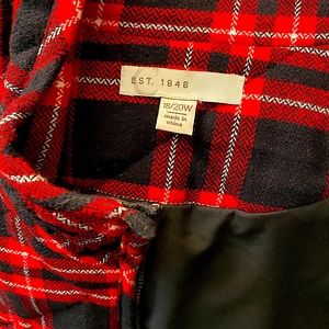 This is a like new lined plaid vest. It zips smoothly. Size 18/20w.